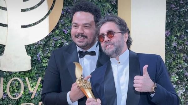 هشام ماجد ومصطفى غريب أثناء استلام جائزة أفضل مسلسل مصري عن «أشغال شقة جدًا» في JOY AWARDS 2026 بالرياض