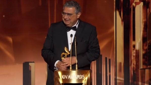 ماجد الكدواني أثناء استلام جائزة الممثل المفضل في Joy Awards