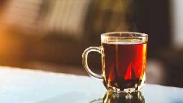 صورة تعبيرية لنساء يطلعن على أخبار صحية على الهاتف مع رموز صحية مثل قلب ونبض