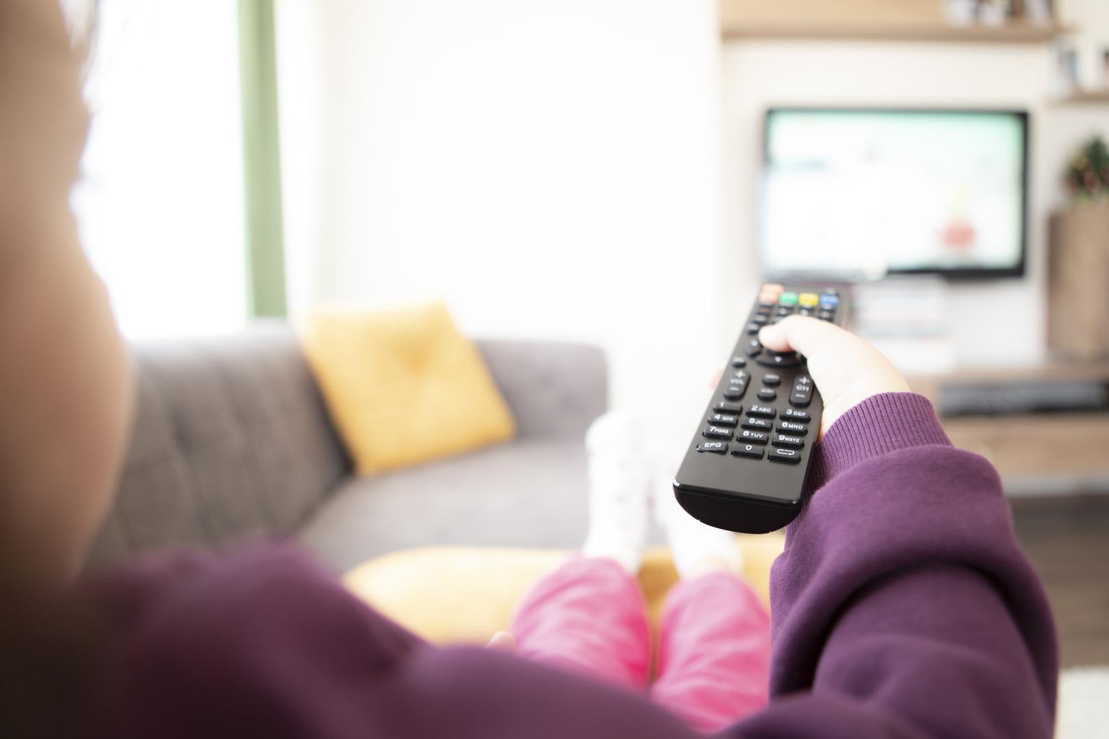 الجلوس الطويل أمام الشاشات يضغط على الأعصاب ويسبب الألم والتنميل