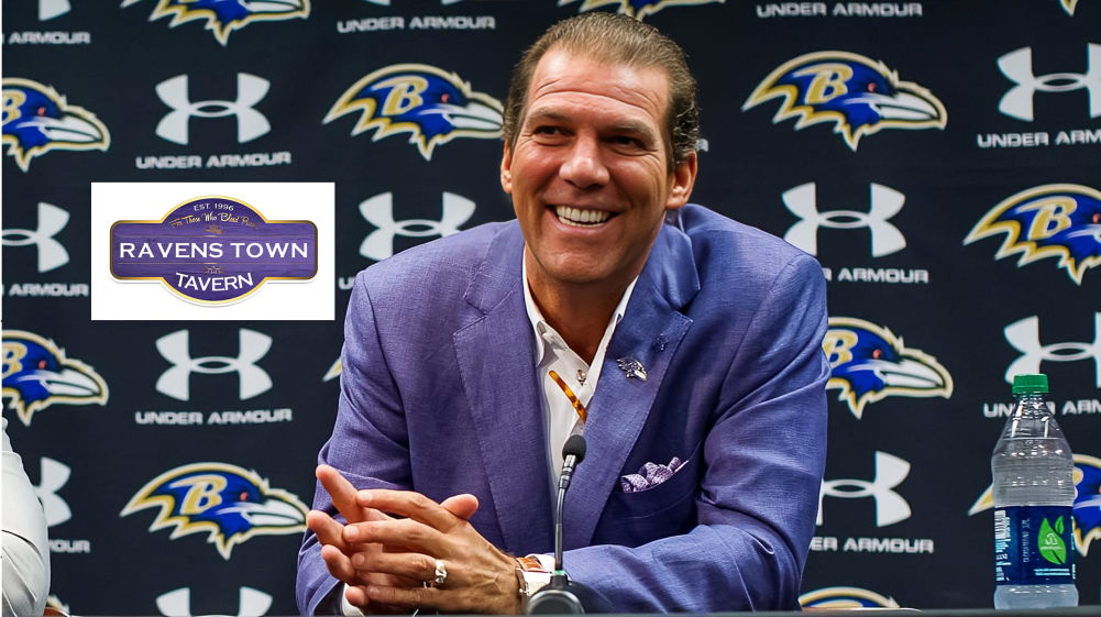 ستيف بيسكيوتي مع لاعبي فريق Baltimore Ravens أثناء مؤتمر صحفي