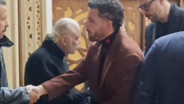 محمود حجازي في عزاء والدة نضال الشافعي بمسجد الحامدية الشاذلية