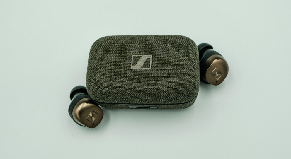 مقارنة سماعات أذن لاسلكية فئة Premium تشمل سوني WF-1000XM5 وسامسونج Galaxy Buds 3 Pro وتكنيكس AZ100 وسينهايزر Momentum TW4