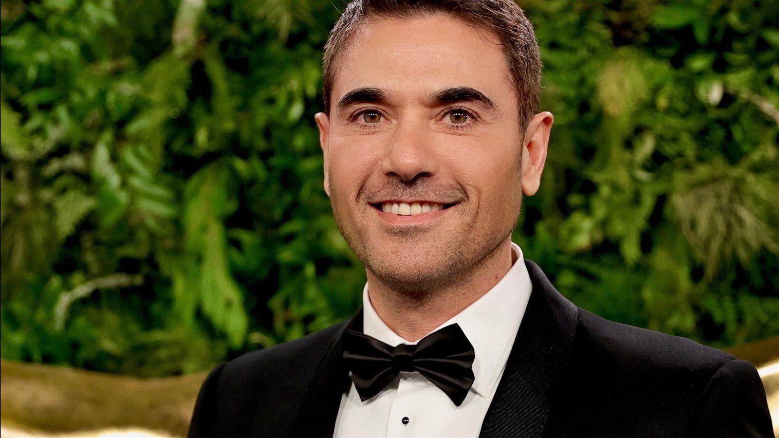 أحمد عز ينفي شائعات زواجه من مساعدته