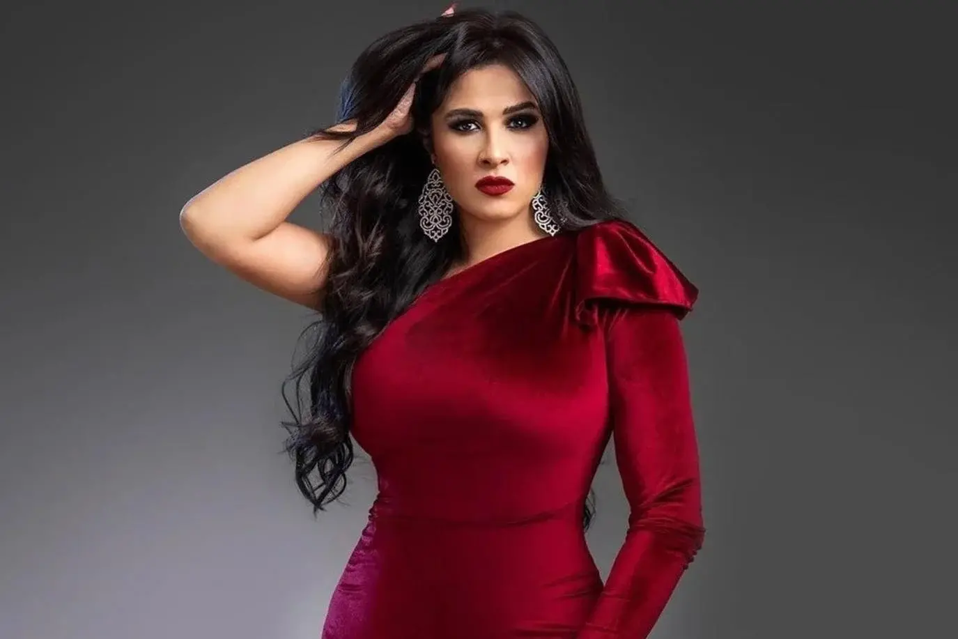 ياسمين عبد العزيز ترد على حملات التشويه بعد إعلان مسلسل “وننسى اللي كان”