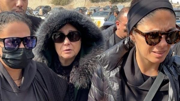 الفنانة شيرين أثناء تشييع جنازة شقيقها في مسجد السيدة نفيسة