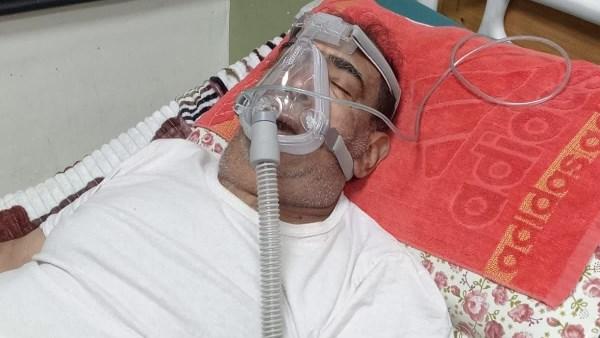 الفنان العراقي مكصد الحلي أثناء تلقيه الرعاية الطبية في المستشفى