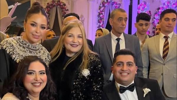 داليا البحيري ودعاء رجب خلال حفل الزفاف في أجواء عائلية دافئة