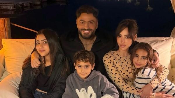 بسمة بوسيل وتامر حسني مع أبنائهم يحتفلون بالعام الجديد في أجواء عائلية دافئة