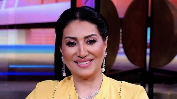 وفاء عامر بإطلالة صفراء كلاسيكية أثناء مشاركة حكمة على فيسبوك