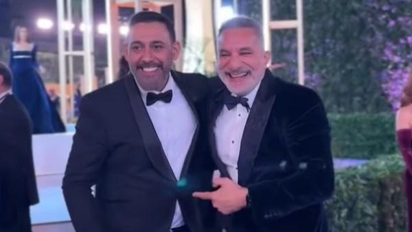 لحظة الصلح بين الملحن عمرو مصطفى والإعلامي باسم يوسف على مسرح Joy Awards 2026 في الرياض.