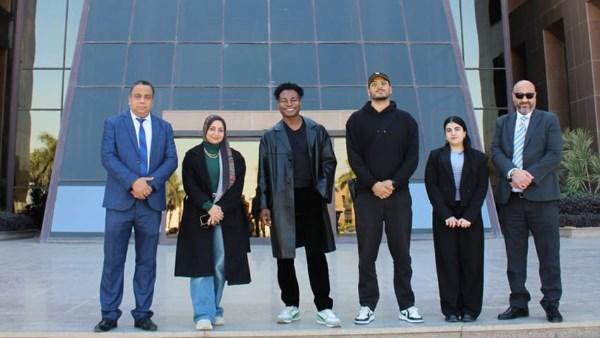الممثل والمنتج الأمريكي Odain Watson خلال زيارته لمدينة الإنتاج الإعلامي وتفقده مناطق التصوير