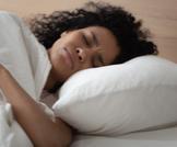 النوم على وسائد مرتفعة يرفع ضغط العين ويزيد مخاطر الجلوكوما