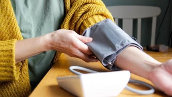 رسم توضيحي يبين الدهون البيج وتأثيرها على ضغط الدم والأوعية الدموية