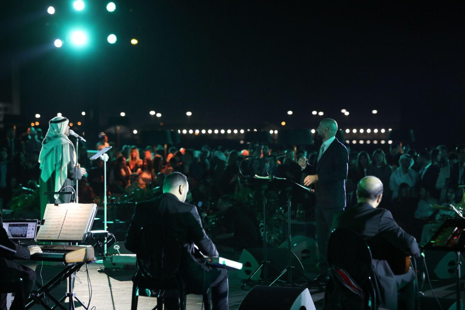 حسين الجسمي وكاتي بيري خلال الأمسية الفنية في متحف اللوفر أبوظبي