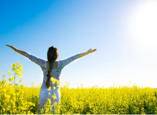 أشعة الشمس الصباحية وتأثيرها الإيجابي على هرمونات السعادة