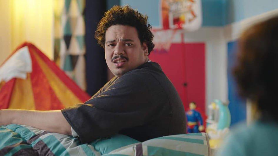 مصطفى غريب أثناء تسجيل مسلسله الإذاعي الجديد "هبد في هبد"