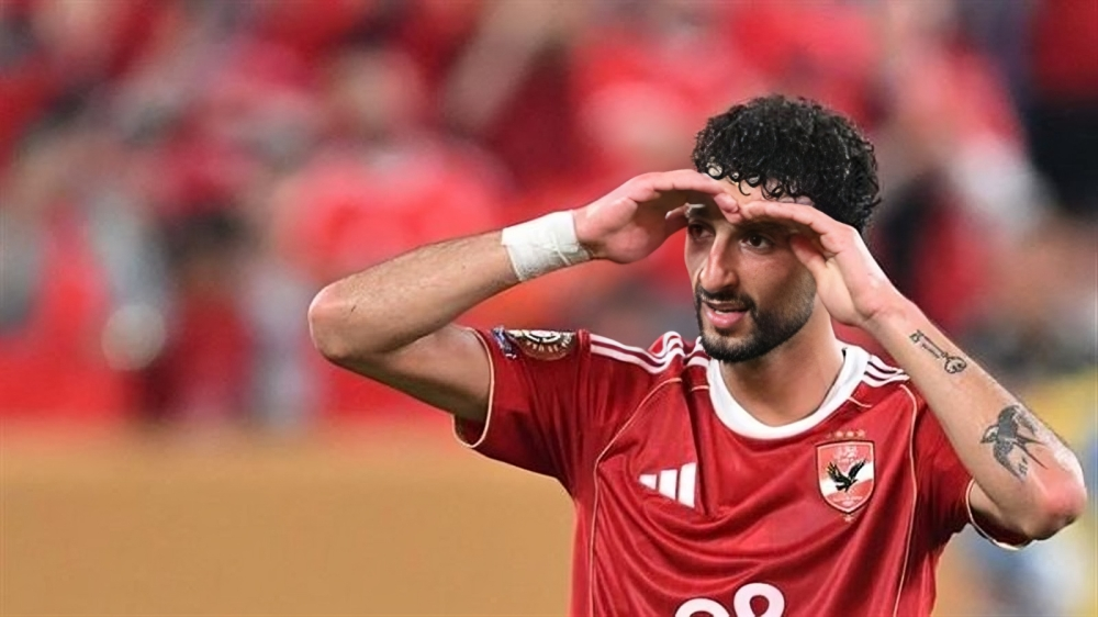 وسام أبو علي في مطار القاهرة قبل انتقاله إلى كولومبوس كرو.