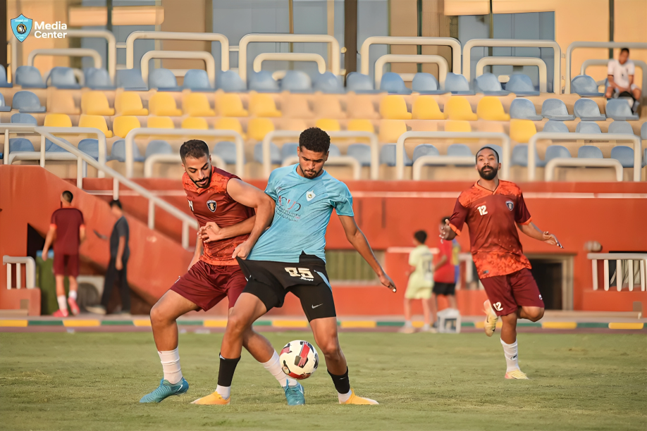 لاعبو غزل المحلة يحتفلون بالفوز في مباراة ودية.