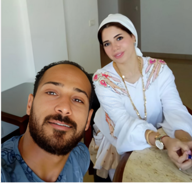 ياسمين أمل ووليد سليمان بالقميص الأحمر وعلم النادي