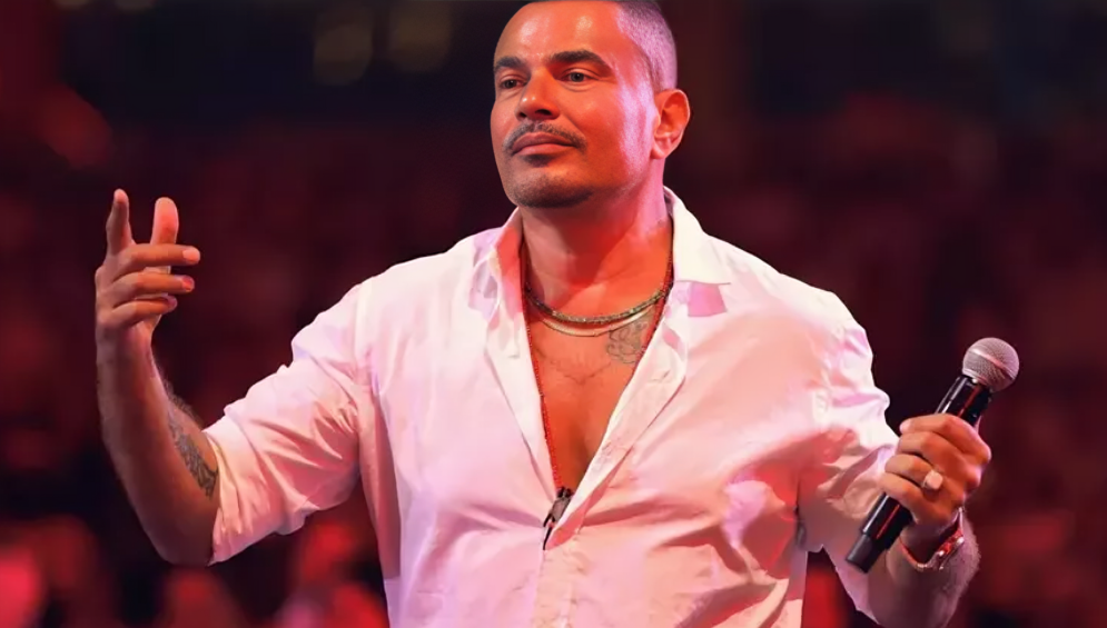 عمرو دياب على مسرح عبادي الجوهر في جدة.