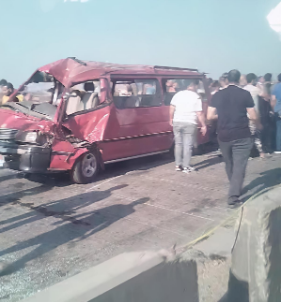 موقع حادث تصادم تريلا وميكروباص في منيا القمح.