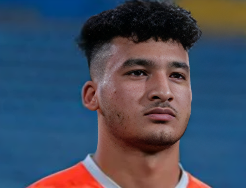 أحمد شريف يوقع عقد انضمامه لنادي الزمالك.