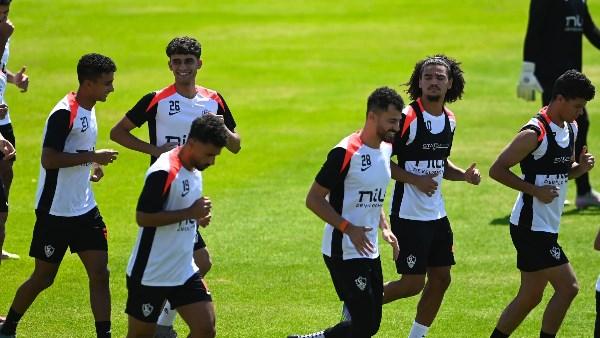 جون إدوارد خلال اجتماعه مع إدارة نادي الزمالك
