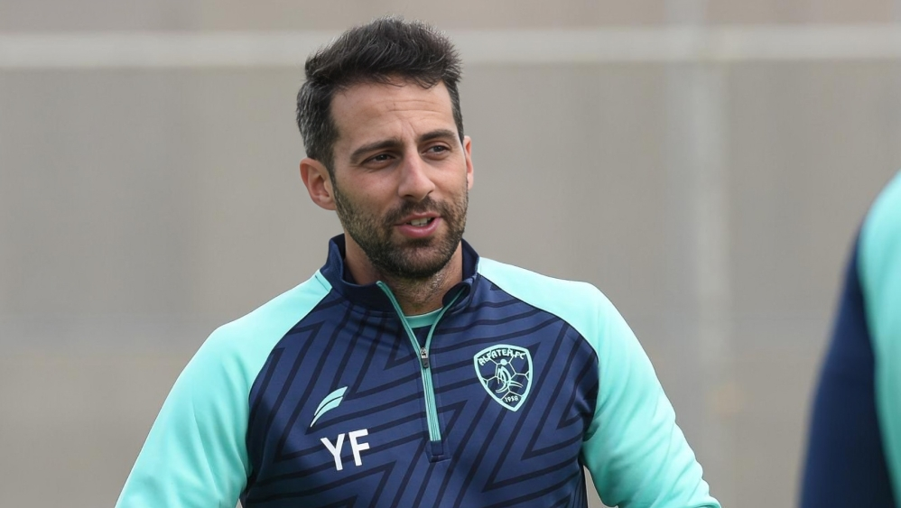مدرب الزمالك يانيك فيريرا يوجه اللاعبين خلال التدريبات استعدادًا للموسم الجديد