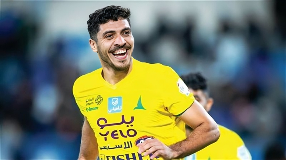 محمد شريف يرتدي قميص الأهلي بعد إعلان عودته رسميًا إلى الفريق