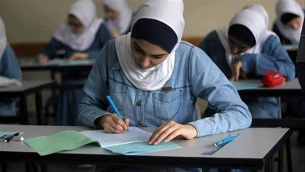 طلاب الثانوية العامة أثناء أداء امتحانات الجغرافيا والكيمياء في جنوب سيناء