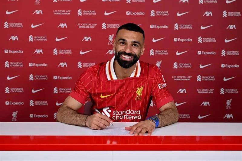 ريو نجوموها خلال تدريباته مع ليفربول بجوار محمد صلاح.