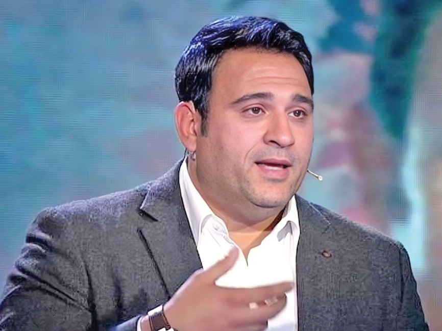 أكرم حسني يظهر في موقع تصوير أثناء تصوير مشهد.