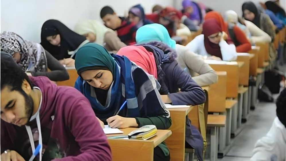 طالب ثانوية عامة يستعد للامتحان