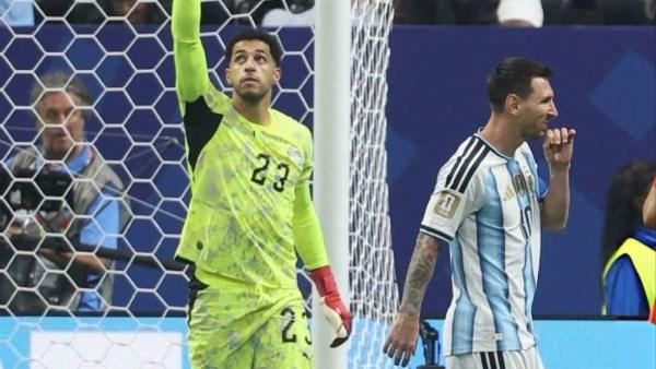 مصطفى شوبير حارس منتخب مصر بجانب ليونيل ميسي خلال مباراة مصر والأرجنتين في كأس العالم 2026.