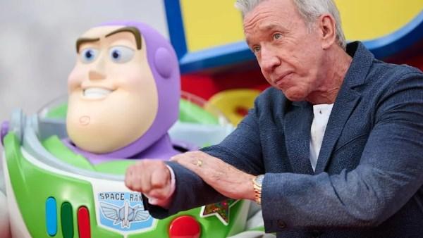 تيم آلان خلال تسجيل شخصية باز يطير في فيلم Toy Story 5 داخل استوديوهات بيكسار