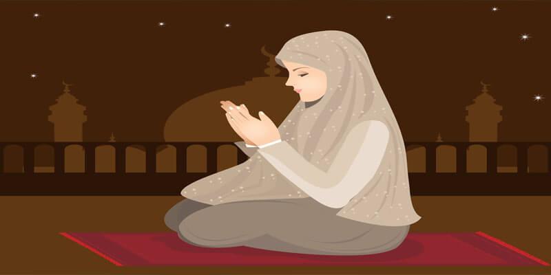 امرأة تؤدي صلاة الفجر وتستشعر فضل العبادة في الإسلام