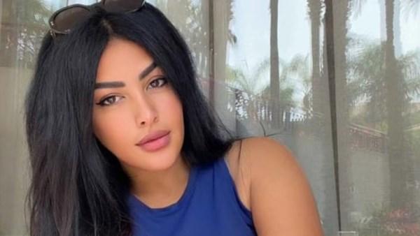 نرمين ماهر تظهر على كرسي متحرك بعد إصابة مفاجئة وتضع قدمها في الجبس