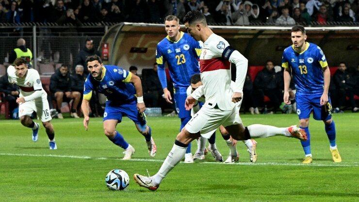 لاعب كرة قدم يخضع لفحص طبي داخل معسكر المنتخب مع جدل حول استخدام الفياجرا في الرياضة تحت إشراف طبي.