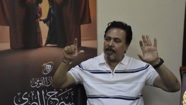 الفنان محمد رياض خلال متابعة استعدادات الدورة التاسعة عشرة من المهرجان القومي للمسرح المصري