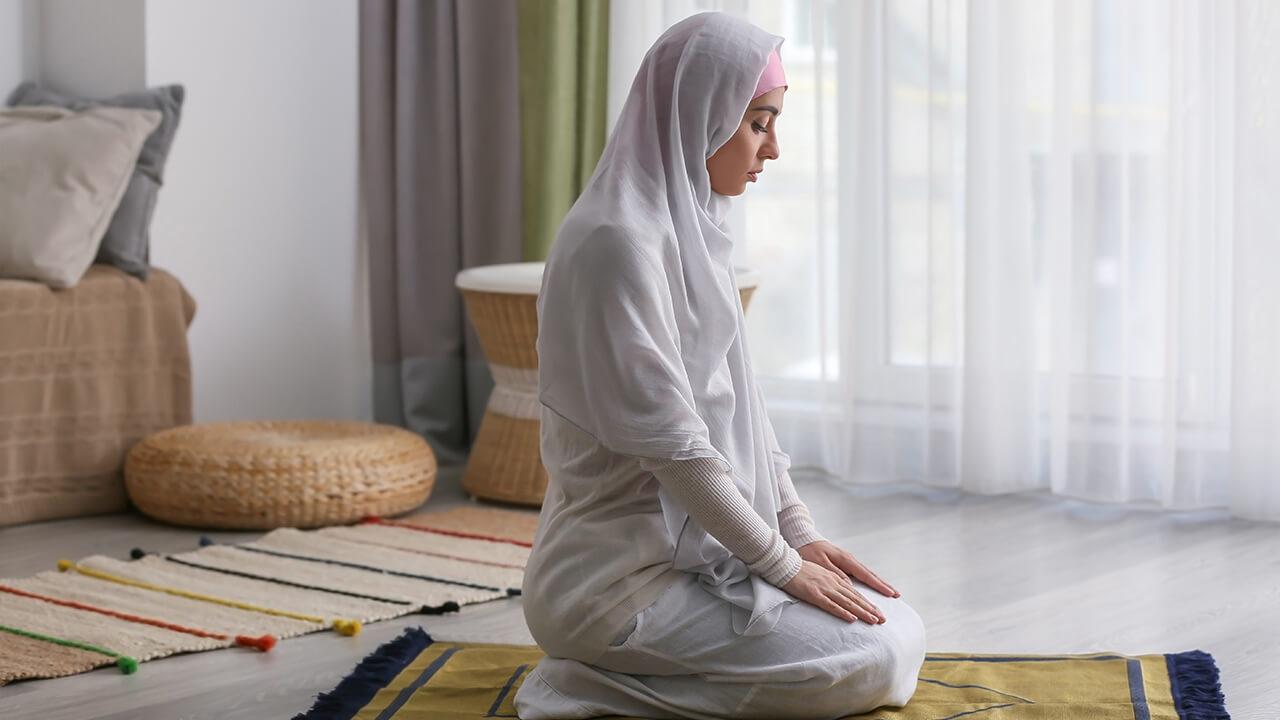 حكم صلاة المرأة بقدم مكشوفة