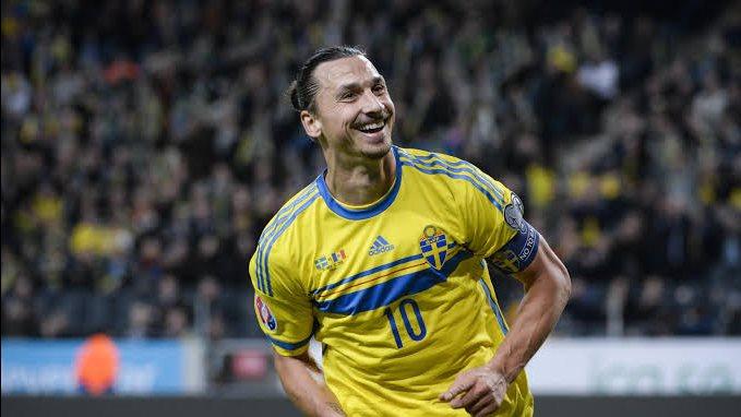 لوكاس هيرينجتون لاعب أستراليا بعد إضاعة ركلة ترجيح أمام مصر مع رسالة دعم من زلاتان إبراهيموفيتش.