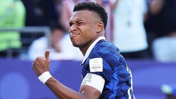 كيليان مبابي لاعب منتخب فرنسا خلال مواجهة باراجواي في كأس العالم 2026 وسط أزمة تصريحات سياسية مثيرة للجدل.