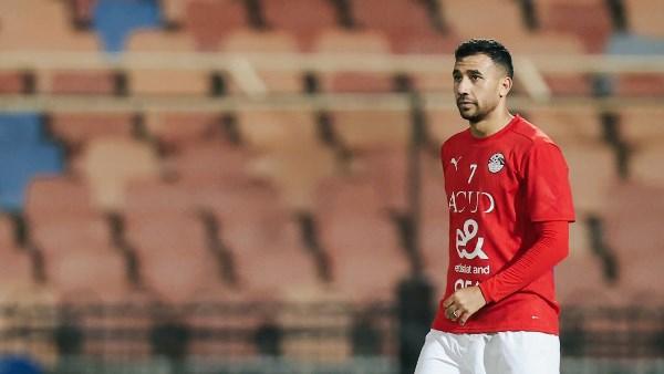 محمود حسن تريزيجيه لاعب الأهلي خلال مشاركته مع الفريق وسط مفاوضات انتقاله إلى نادي الرياض السعودي.
