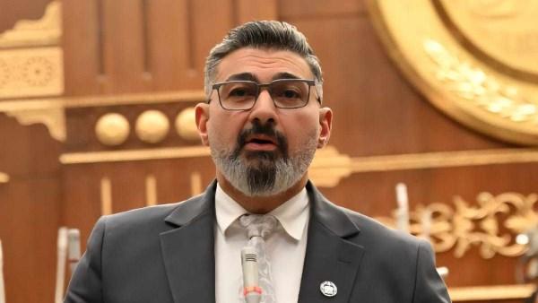الفنان ياسر جلال يحتفي بتفعيل قانون حق الأداء العلني وحماية حقوق الفنانين.