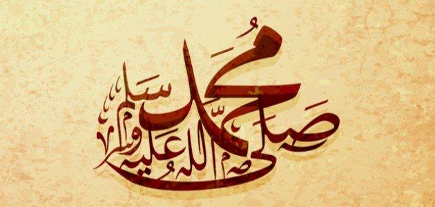 شخص يرفع يديه بالدعاء في لحظة تأمل وهدوء