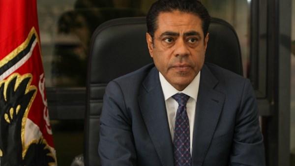 طارق قنديل يصل مسجد حسن الشربتلي استعدادًا لصلاة الجنازة على والدته بالتجمع الأول.