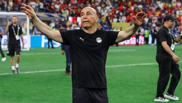 حسام حسن المدير الفني لمنتخب مصر يتحدث مع اللاعبين داخل معسكر الفراعنة قبل مواجهة الأرجنتين في كأس العالم 2026.
