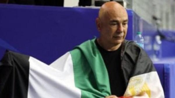 حسام حسن المدير الفني لمنتخب مصر يحمل علم فلسطين خلال احتفالات تأهل المنتخب في كأس العالم 2026.