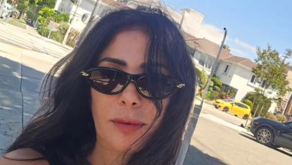 منى زكي بإطلالة كاجوال طبيعية خلال عطلتها الصيفية.